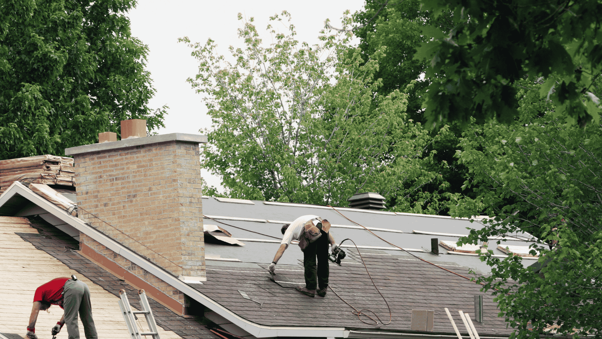 Roofing contractors replacing residential roof in Dallas Fort Worth