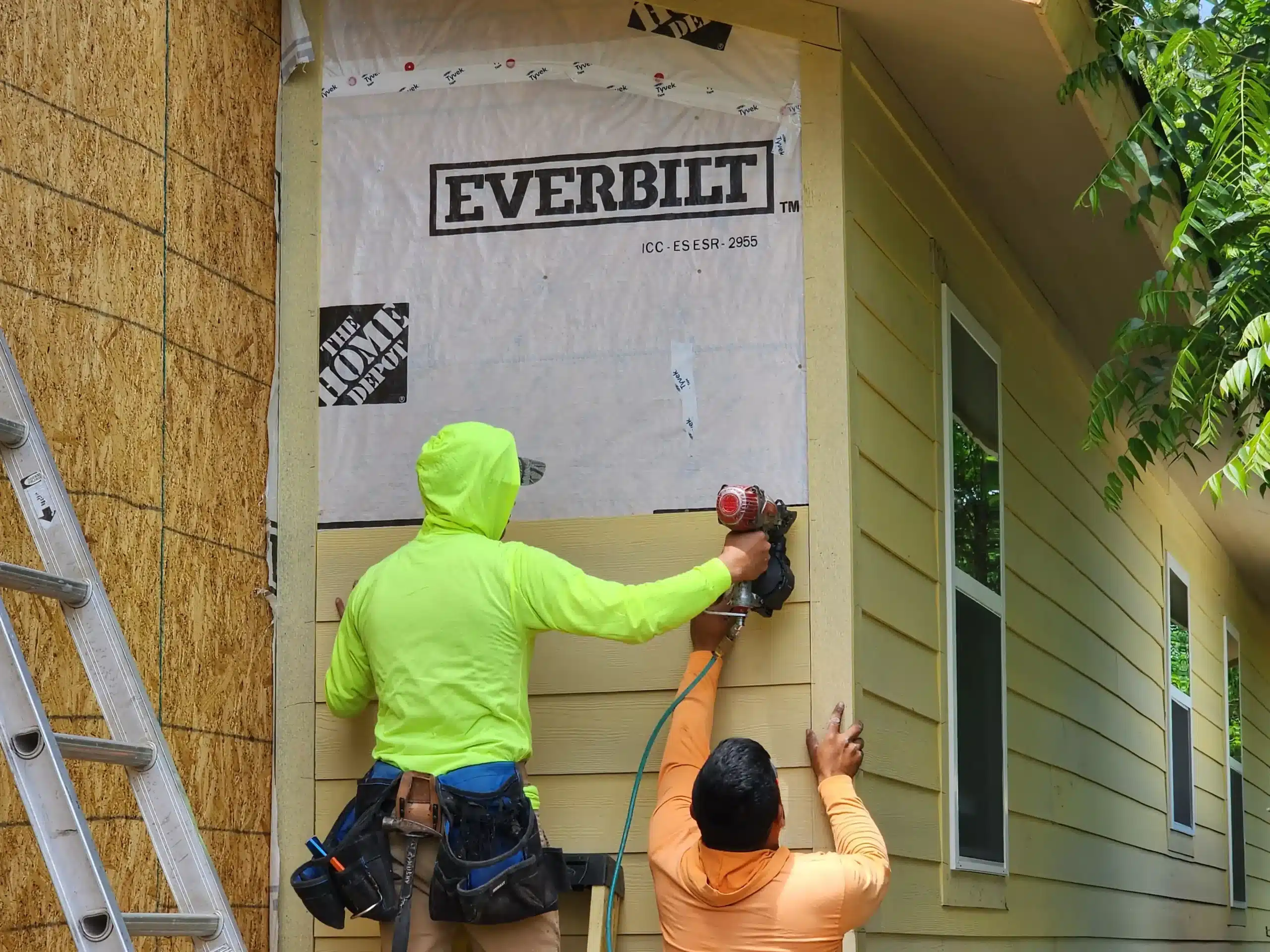 contractors installing exterior siding on home Dallas Fort Worth